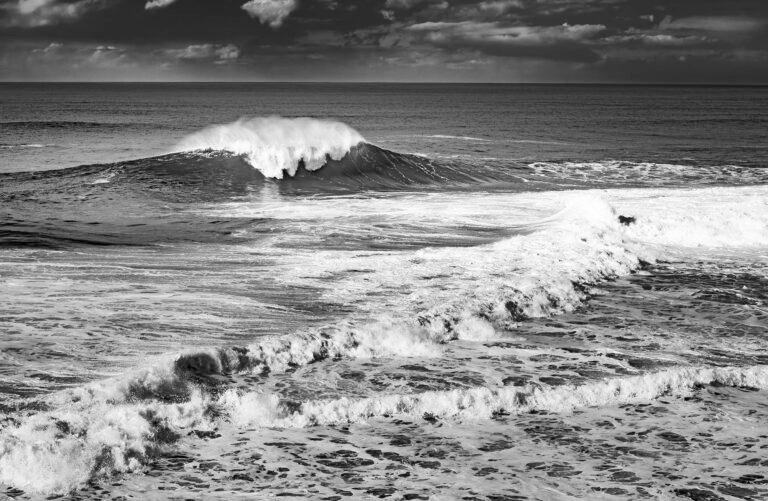Fotografía de Francisco Toscano de la colección Soliloquios, escena capturada en la playa norte de Nazaré, Portugal, 2023. Acervo Mirada de Cuervo.