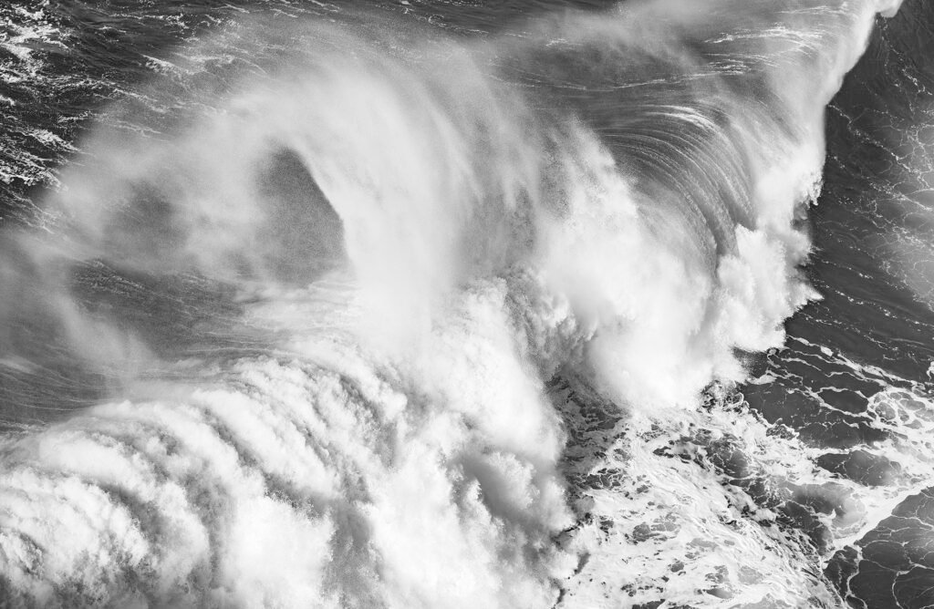 Fotografía de Francisco Toscano de la colección Soliloquios, capturada desde el faro Norte de Nazaré, 2023. Acervo Mirada de Cuervo.