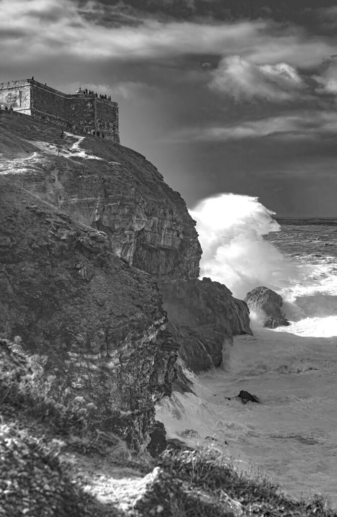 Fotografía de Francisco Toscano de la colección Soliloquios, escena capturada desde la playa norte de Nazaré, Portugal, 2023. Acervo Mirada de Cuervo.