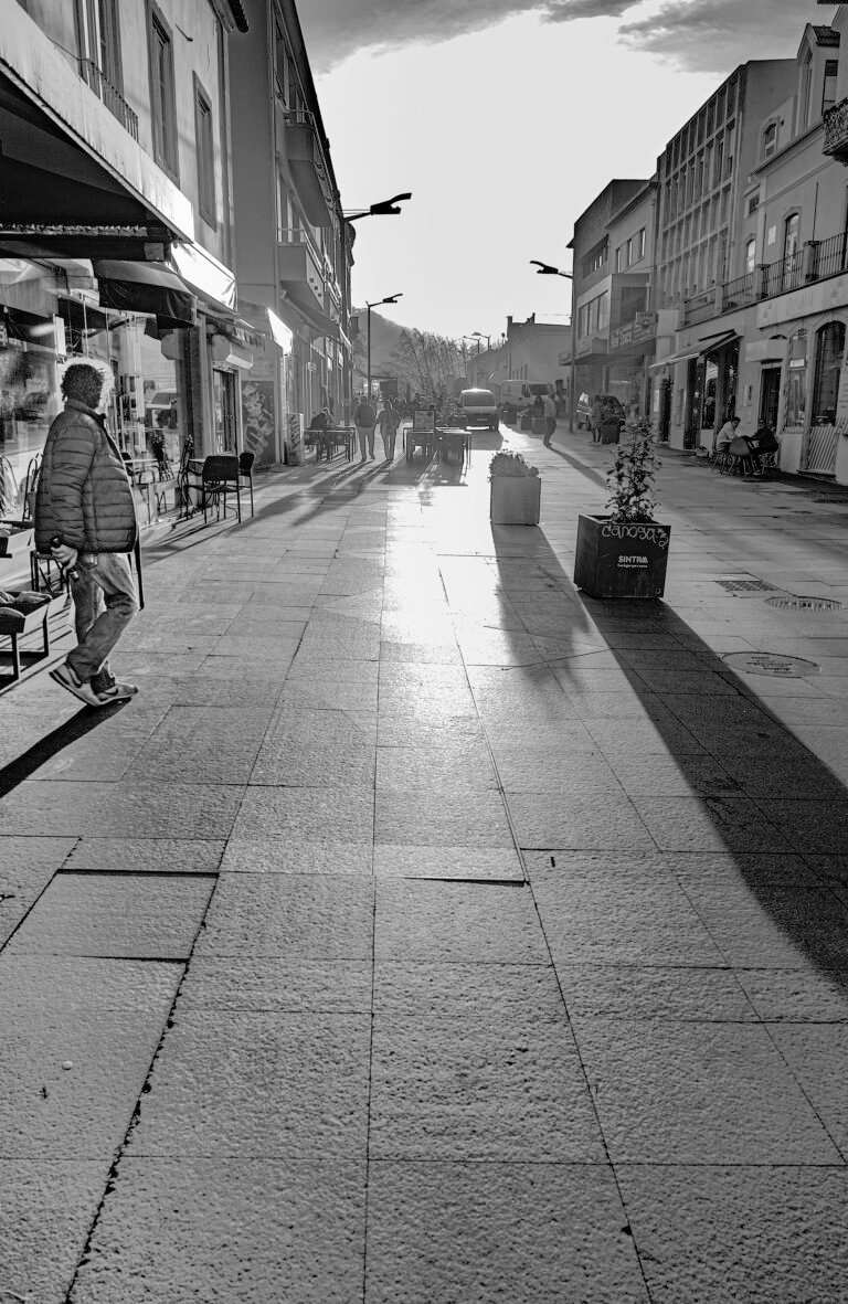 Fotografía de Francisco Toscano de la colección Soliloquios. Escena capturada durante el atardecer en Sintra, 2023. Acervo Mirada de Cuervo.