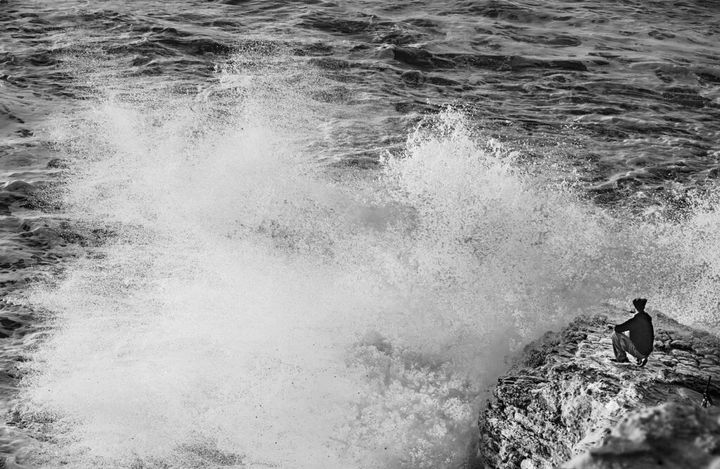 Fotografía de Francisco Toscano de la colección Soliloquios, escena capturada desde la playa norte de Nazaré, Portugal, 2023. Acervo Mirada de Cuervo.