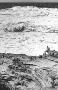 Fotografía de Francisco Toscano de la colección Soliloquios, escena capturada desde la playa norte de Nazaré, Portugal, 2023. Acervo Mirada de Cuervo.