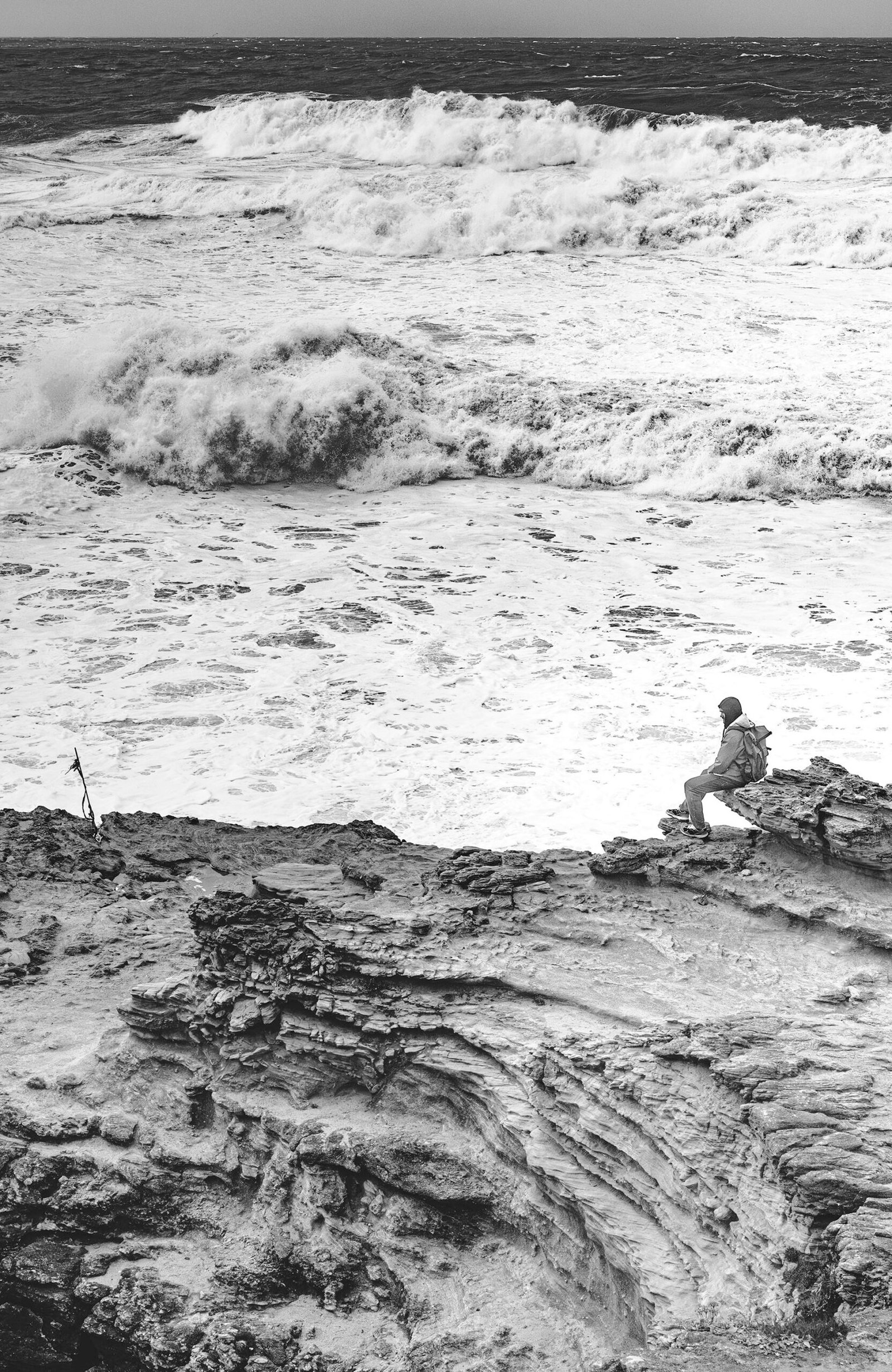 Fotografía de Francisco Toscano de la colección Soliloquios, escena capturada desde la playa norte de Nazaré, Portugal, 2023. Acervo Mirada de Cuervo.
